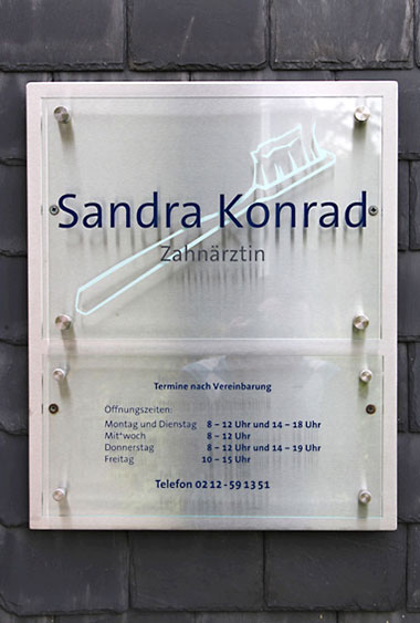 Praxisschild der Zahnarztpraxis Sandra Konrad in Solingen